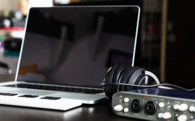 Os podcasts podem atingir o público em qualquer lugar