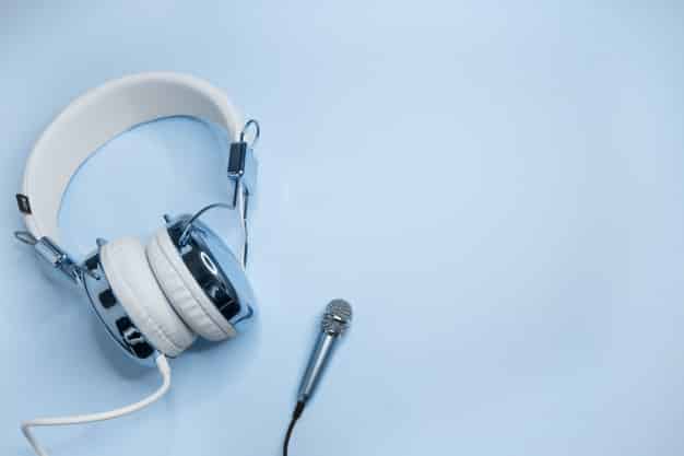 Historicamente, o rádio se inclinou para o apelo de massa e os podcasts gravitaram mais para nichos