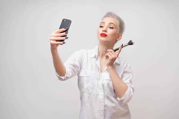 Entenda como funciona o marketing digital para maquiadores
